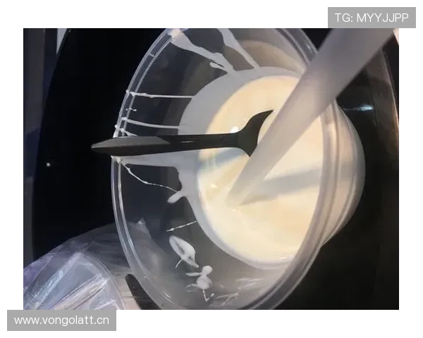 杨力维家的冰箱里塞满蛋白粉，连饮料都是无糖的