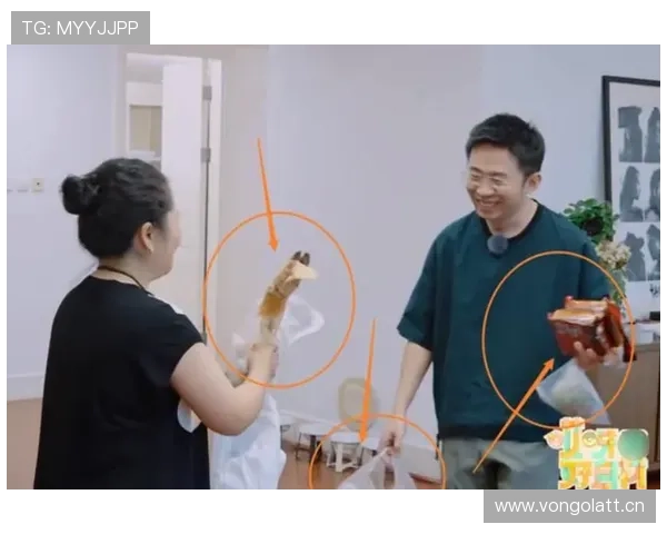 冯彦哲训练间隙居然偷偷变成了“顶流”，谁看到都想凑近八卦一下？