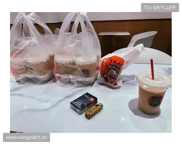 崔家溪训练完回家路上顺手买了杯奶茶，结果被粉丝认出来狂拍——他喝的那杯是全糖加双倍珍珠