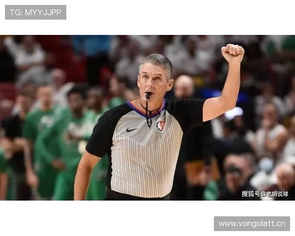 裁判鸣哨时机有讲究：哪些情况必须立即吹停比赛？